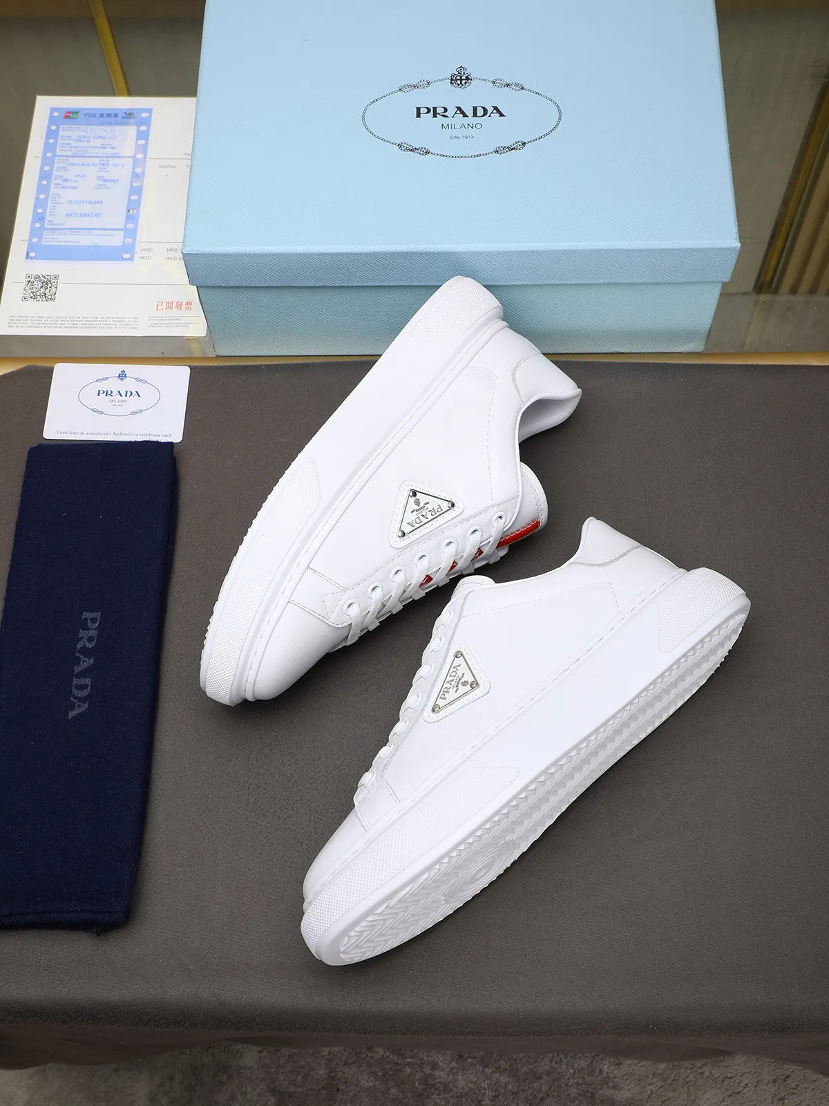 Men's shoes 💰460 Prada/Prada Men's new casual shoes, this upper is made of imported calfskin + sheep lining! The outside is decorated with the P family's classic metal triangle enamel logo, and the outsole is made of non-slip sports foam ultra-light outsole, which feels good on the feet and is a fashionable and fashionable item!  Size: 38-44 (45 customized)